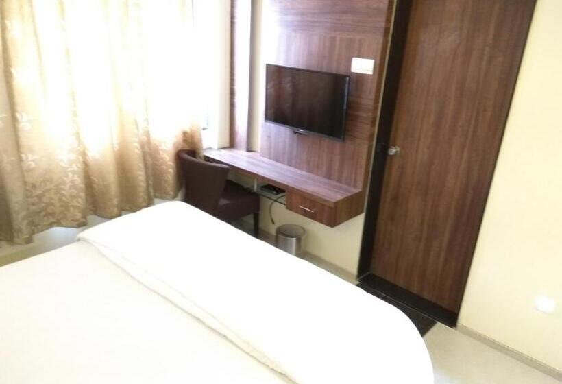 חדר דלוקס, Manasi Pride