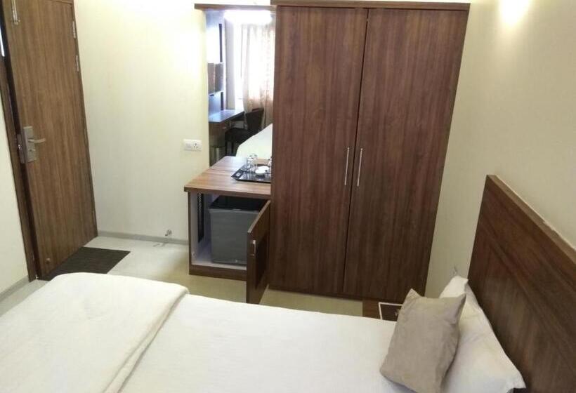 חדר דלוקס, Manasi Pride