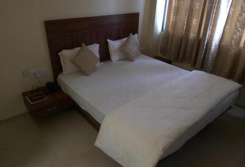 חדר דלוקס, Manasi Pride