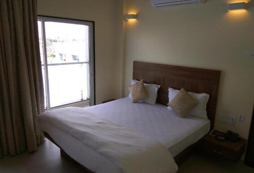 חדר סופריור, Manasi Pride