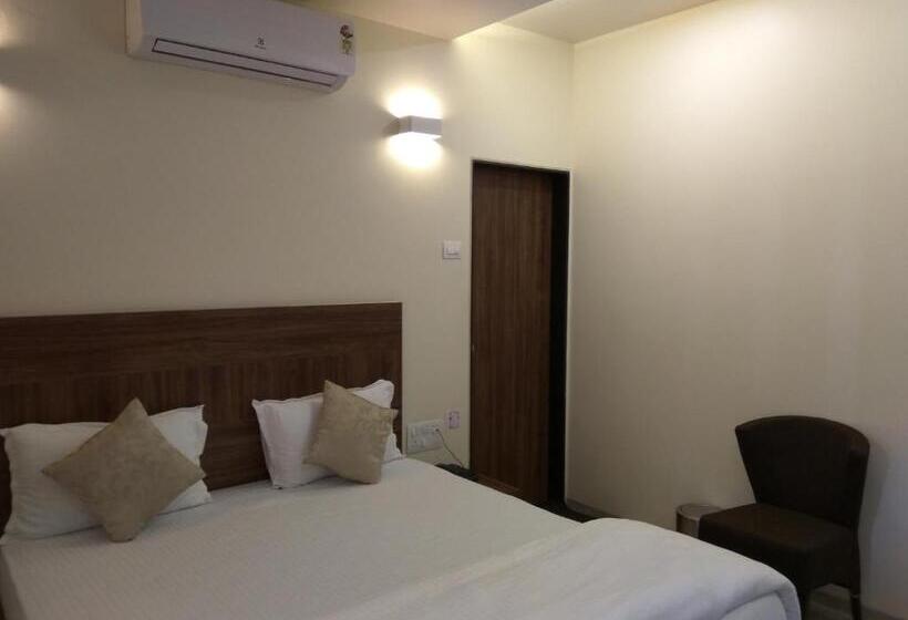 חדר סופריור, Manasi Pride