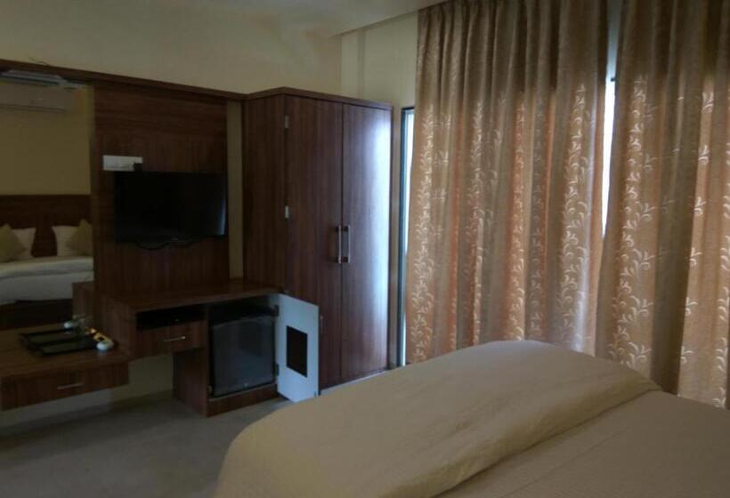 חדר סופריור, Manasi Pride