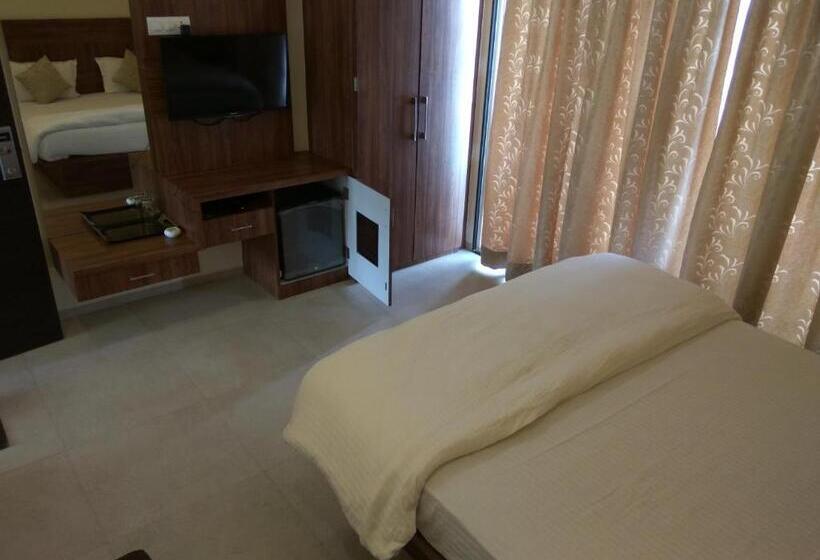 חדר סופריור, Manasi Pride