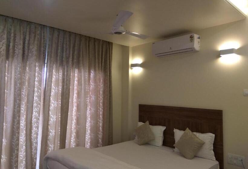 חדר סופריור, Manasi Pride