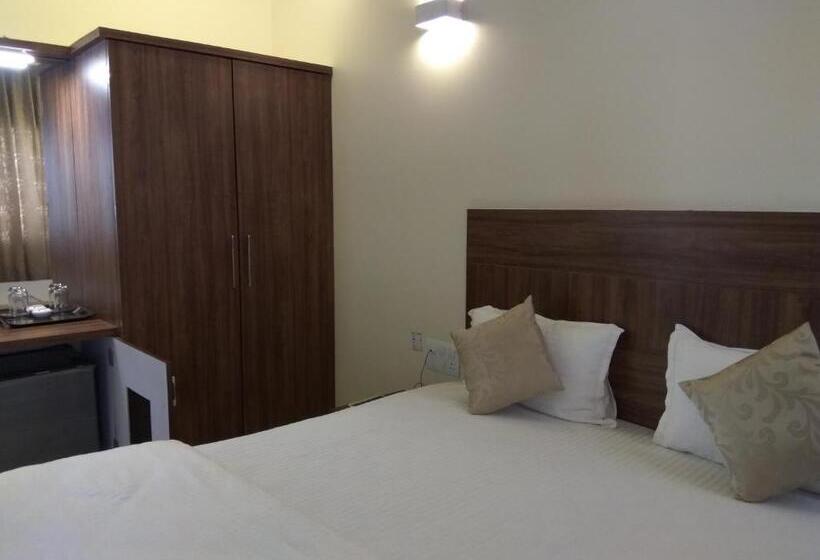 חדר סטנדרט, Manasi Pride