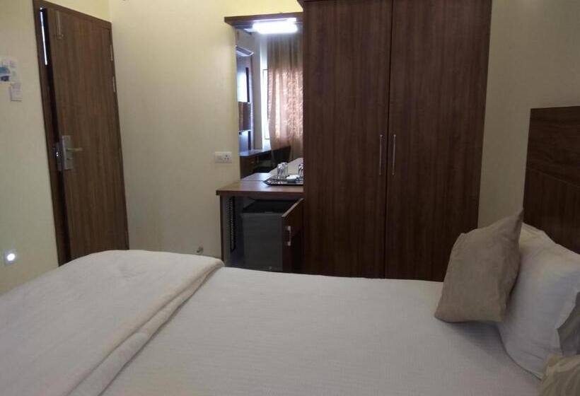 חדר דלוקס, Manasi Pride