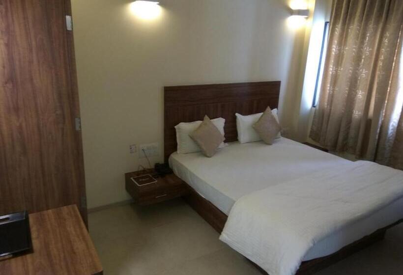 חדר דלוקס, Manasi Pride