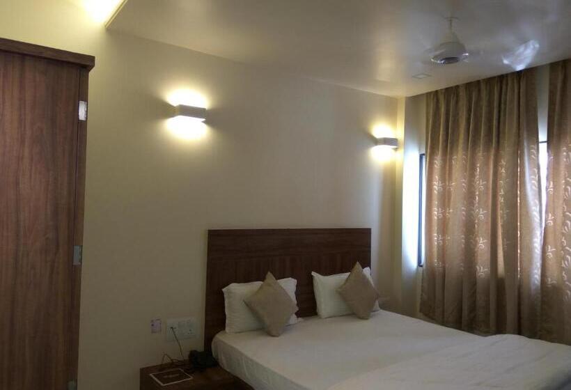 חדר דלוקס, Manasi Pride