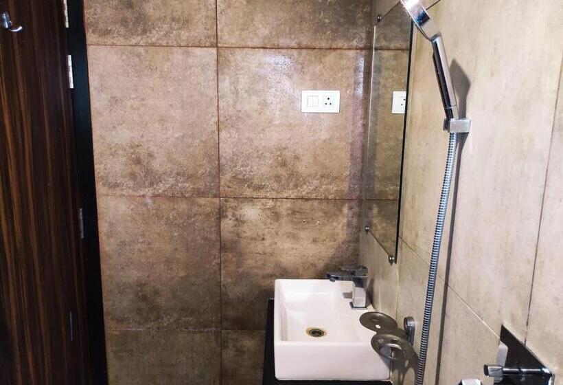 Номер Deluxe, Manasi Pride