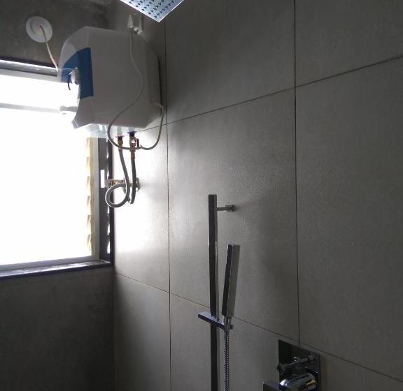 חדר סופריור, Manasi Pride