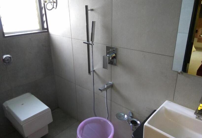 חדר סופריור, Manasi Pride