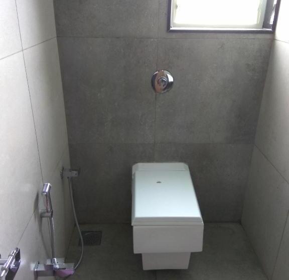 חדר סופריור, Manasi Pride