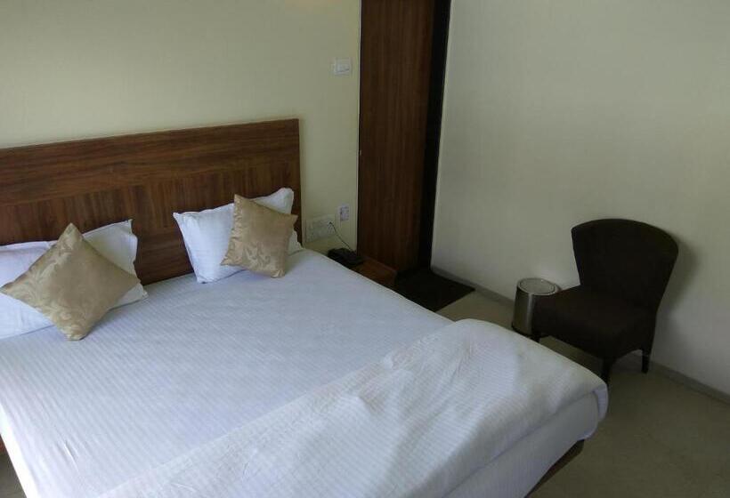 חדר סופריור, Manasi Pride