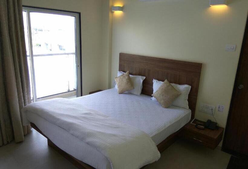 חדר סופריור, Manasi Pride