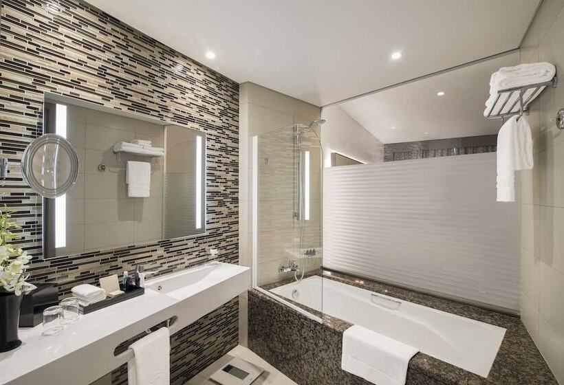 Номер Клуб, Pearl Rotana Capital Centre