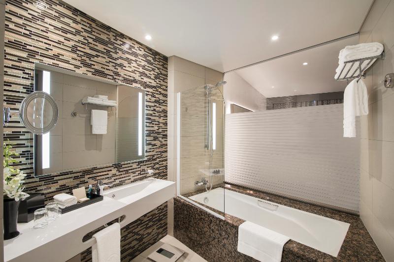 Номер Клуб, Pearl Rotana Capital Centre