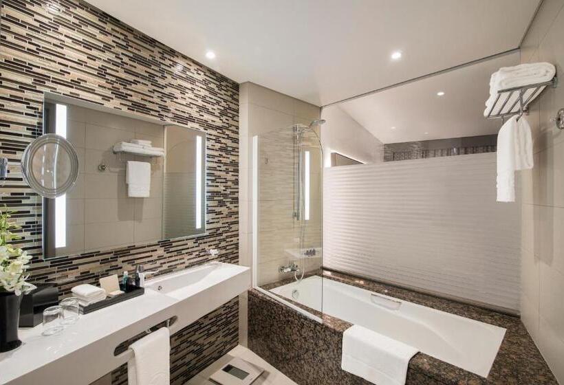 Номер Клуб Кровать Кинг, Pearl Rotana Capital Centre