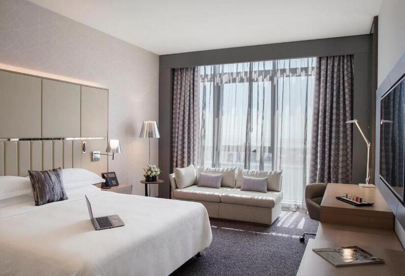 Номер Клуб Кровать Кинг, Pearl Rotana Capital Centre
