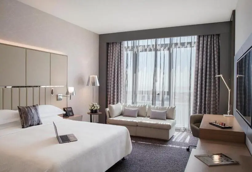 Club Room King Bed, Pearl Rotana Capital Centre