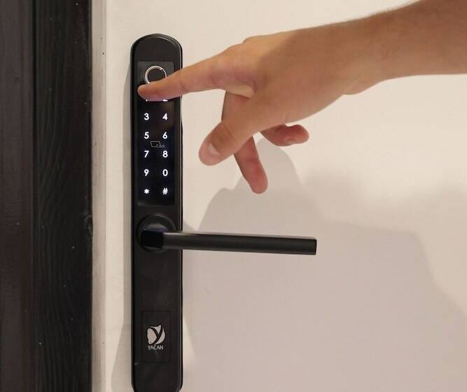 تختخواب در اتاق مشترک, Black And White Hostel Palamós