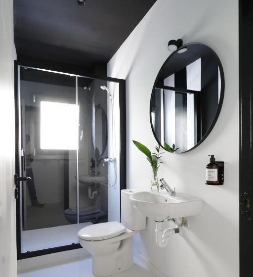 Кровать в Общей Комнате, Black And White Hostel Palamós