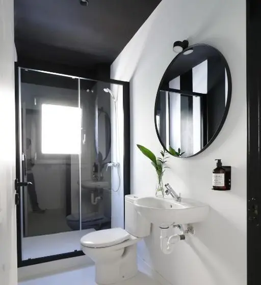 ルームシェアのワンベッド, Black And White Hostel Palamós