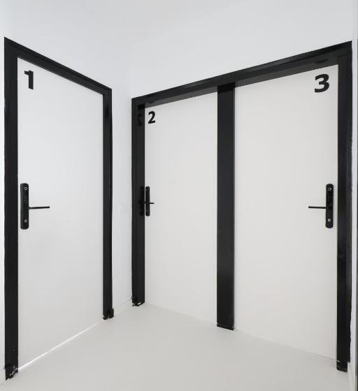 تختخواب در اتاق مشترک, Black And White Hostel Palamós