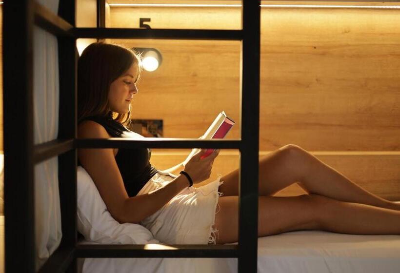 تختخواب در اتاق مشترک, Black And White Hostel Palamós