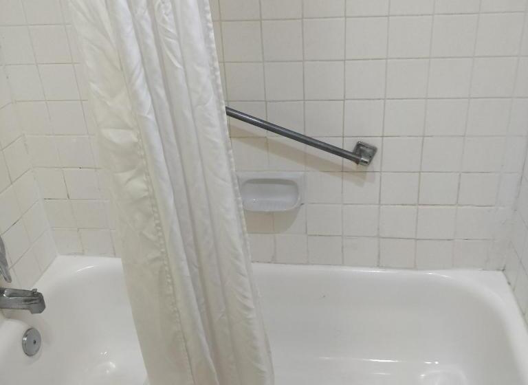 غرفة قياسية سرير كينج, Rodeway Inn