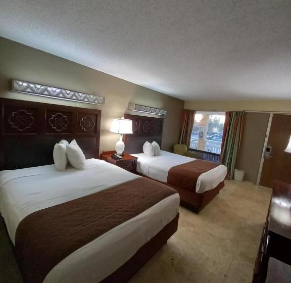 غرفة قياسية مطلّة علي حمام السباحة, Rodeway Inn