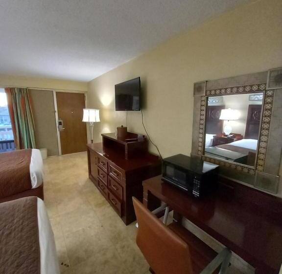 غرفة قياسية مطلّة علي حمام السباحة, Rodeway Inn