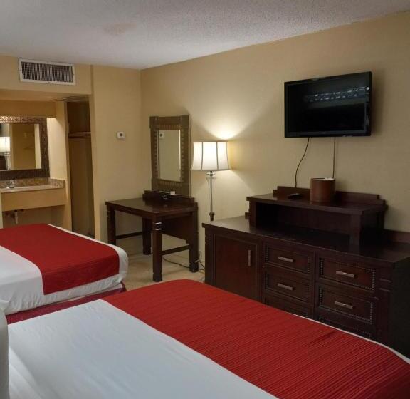 غرفة قياسية مطلّة علي حمام السباحة, Rodeway Inn