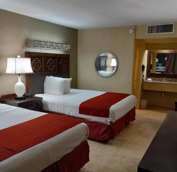 غرفة قياسية مطلّة علي حمام السباحة, Rodeway Inn