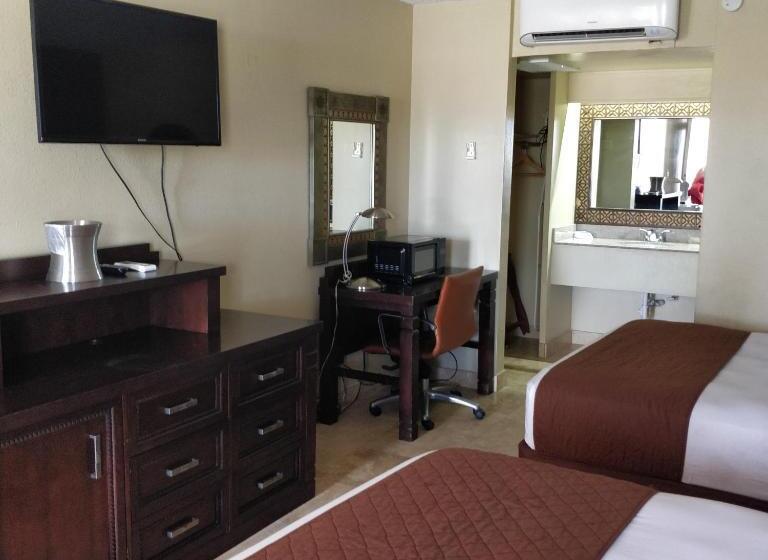 غرفة قياسية مطلّة علي حمام السباحة, Rodeway Inn