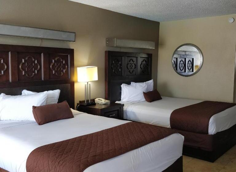 غرفة قياسية مطلّة علي حمام السباحة, Rodeway Inn