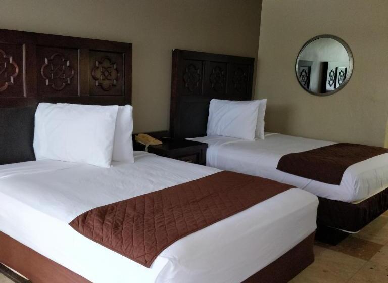 غرفة قياسية مطلّة علي حمام السباحة, Rodeway Inn