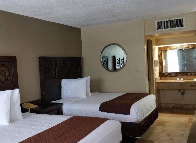 חדר סטנדרט נוף לבריכה, Rodeway Inn