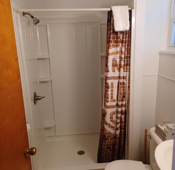 חדר פרמיום, Oakland Motel