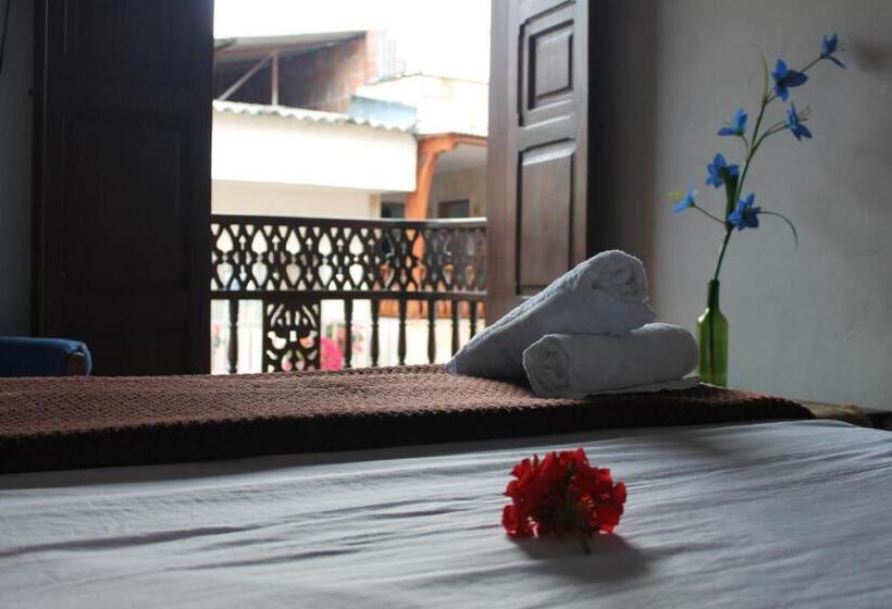 이코노미 룸, Europa Ecotours