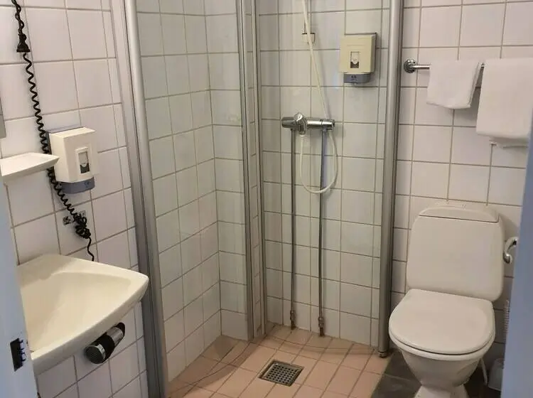 Standard Yhden Hengen Huone, L Maritim Skjervoy