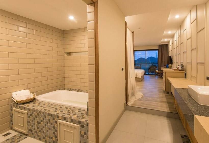 سوئیت با بالکن, Navela Hotel & Convention