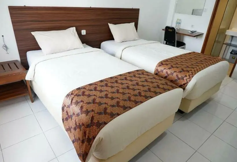 Camera Deluxe, Netral Jombang