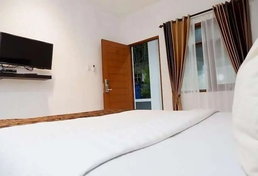 Camera Deluxe, Netral Jombang