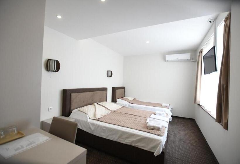 اتاق استاندارد سه نفره, Atrijum Apartments And Rooms