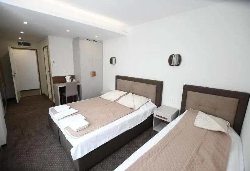 اتاق استاندارد سه نفره, Atrijum Apartments And Rooms