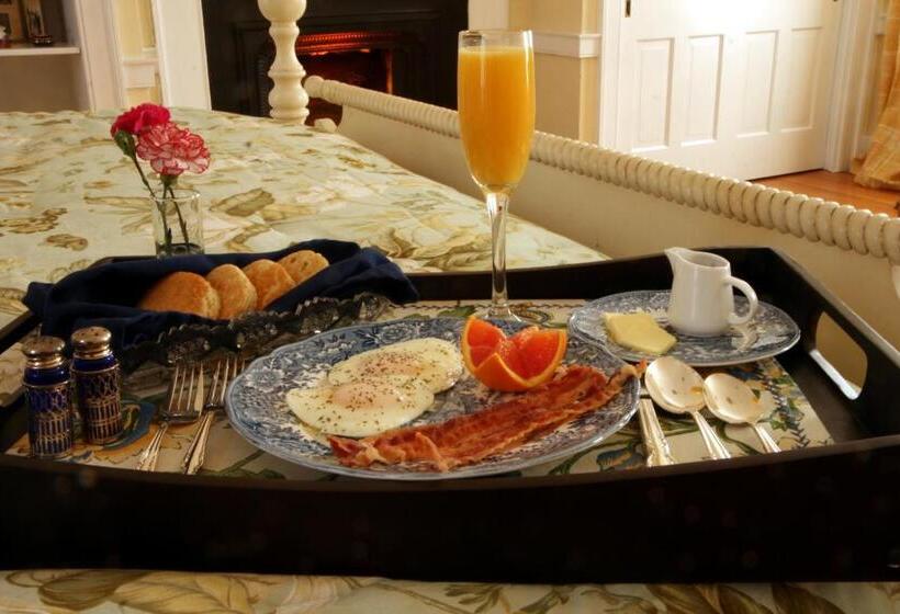 Полулюкс, Charred Oaks Inn