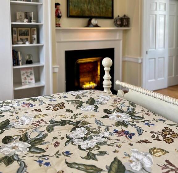 Полулюкс, Charred Oaks Inn