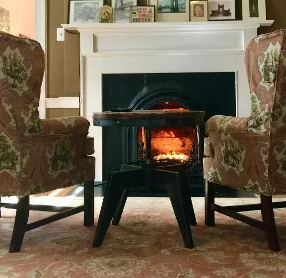 キングサイズベッドのデラックススイート, Charred Oaks Inn