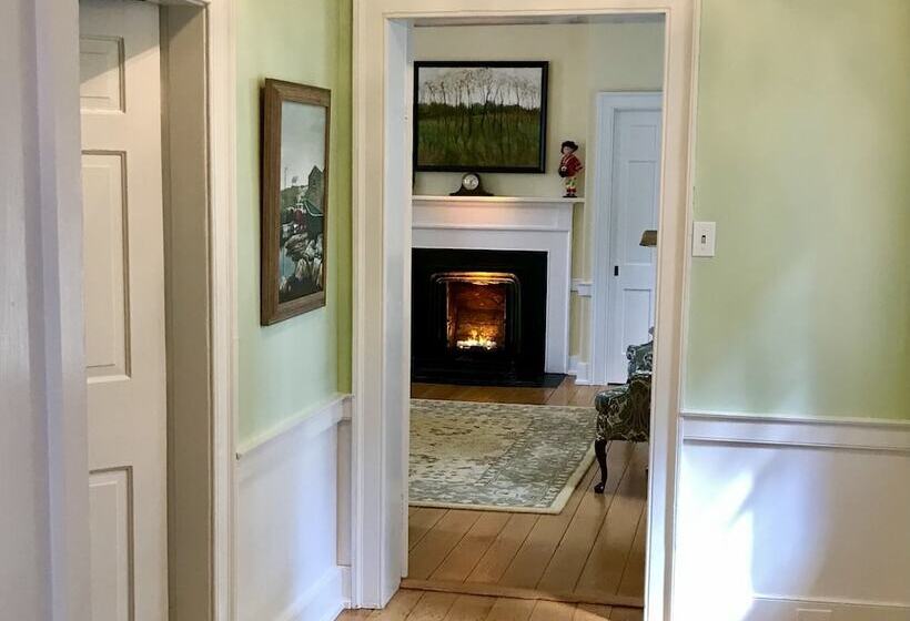 Полулюкс, Charred Oaks Inn