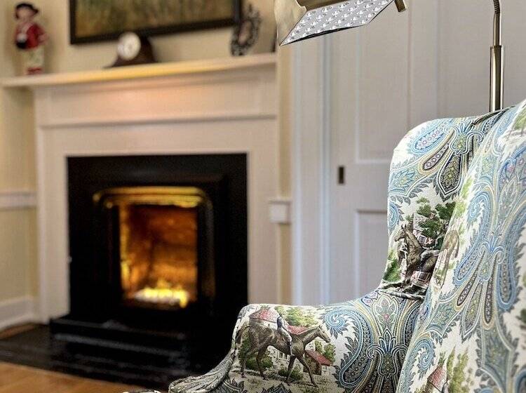 Полулюкс, Charred Oaks Inn